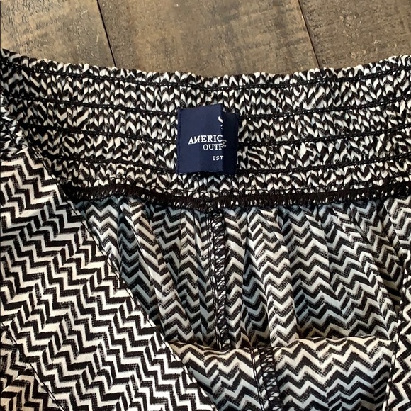 AEO 🦅 Chevron Printed High Rise Shorts - Picture 4 of 7